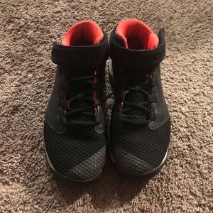 Boys Black Under Armour Basketball Shoes - sz 2.5